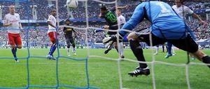 Igor de Camargo (Mi.) köpfte nach einer langen Freistoßflanke von Juan Arango zum Tor des Tages ein.