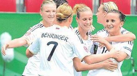Endlich wieder jubeln. Die DFB-Spielerinnen feiern Lira Bajramaj (r.). Foto: dpa