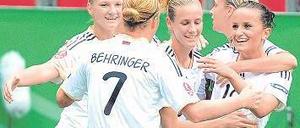 Endlich wieder jubeln. Die DFB-Spielerinnen feiern Lira Bajramaj (r.). Foto: dpa