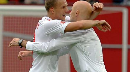 Matchwinner Lukas Podolski (l.) umarmte nach dem rheinischen Derby seinen Trainer Stale Solbakken, der nach der Kritik der letzten Wochen nun erstmal in Ruhe weiterarbeiten kann.
