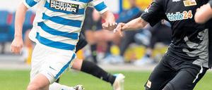 Unschuldig? Unions Markus Karl (re.) bestritt, den Duisburger Flamur Kastrati später elfmeterreif gefoult zu haben. Foto: dapd