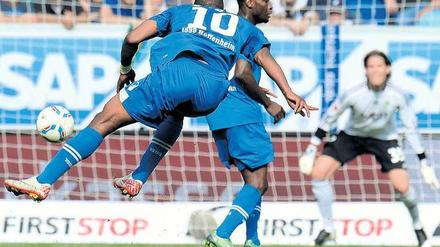 Bahn frei. Hoffenheims niederländischer Torjäger Ryan Babel (l.) trifft per Distanzschuss aus 25 Metern zur Führung. Foto: dapd