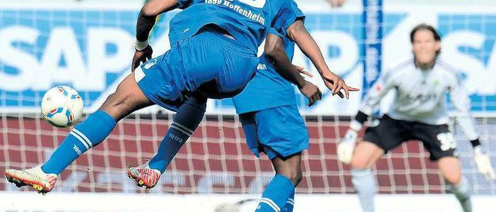 Bahn frei. Hoffenheims niederländischer Torjäger Ryan Babel (l.) trifft per Distanzschuss aus 25 Metern zur Führung. Foto: dapd