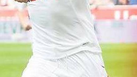 Poldi Alaaf. Lukas Podolski erzielte in Leverkusen zwei Treffer und bereitete das erste Kölner Tor vor. Foto: dpa