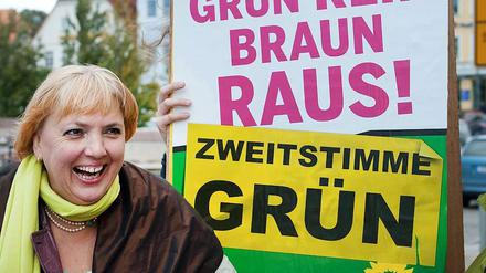 Claudia Roth hängt auf der Insel Rügen neue Wahlplakate auf. Bei der Landtags-Nachwahl können die 27 000 Wahlberechtigten die Zusammensetzung des Parlaments in Schwerin noch ändern. 