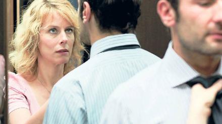 Krawattenzwang. France (Karin Viard) mit ihrem neuen Chef, dem von Gilles Lellouche gespielten Börsenmakler. Foto: Promo