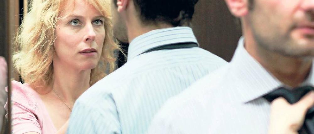 Krawattenzwang. France (Karin Viard) mit ihrem neuen Chef, dem von Gilles Lellouche gespielten Börsenmakler. Foto: Promo