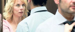 Krawattenzwang. France (Karin Viard) mit ihrem neuen Chef, dem von Gilles Lellouche gespielten Börsenmakler. Foto: Promo