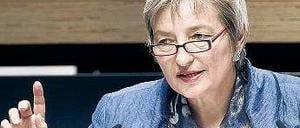 Wahlverliererin: Annette Fugmann-Heesing, 56, ehemalige Senatorin. Auch die ehemalige Finanzsenatorin, die dem Landesparlament zwölf Jahre angehörte, zieht nicht wieder ins Abgeordnetenhaus ein. Die SPD-Frau kandidierte in Tempelhof-Schöneberg, Wahlkreis 1, und musste sich dort dem Grünen-Politiker Thomas Birk knapp geschlagen geben. Auch über die Bezirksliste bekam sie kein Mandat. Von 1996 bis 1999 war sie Finanzsenatorin, vorher Finanzministerin in Hessen. Fugmann-Heesings politische Karriere ist damit vorerst beendet. (sib/za)