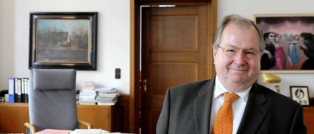 Wahlgewinner: Heinz Buschkowsky, SPD, Bezirksbürgermeister Neukölln. "Hoheitsgebiet" nannte Heinz Buschkowsky (SPD) kurz vor der Wahl sein Neukölln. Recht hat der 63-Jährige behalten, denn in keinem anderen Bezirk schnitt Buschkowskys Partei mit fast 43 Prozent der Stimmen so gut ab. Buschkowsky ist trotz seiner oft provokanten Äußerungen zur Integrationspolitik und einer manchmal allzu direkten Wortwahl nah am Volk. Fast acht Prozent hat die SPD in der Neuköllner BVV dazu gewonnen, die Ära Buschkowsky hat damit einen neuen Höhepunkt erreicht. (eve)