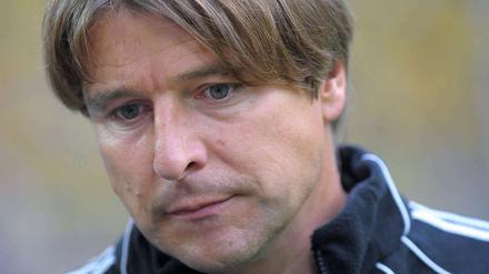 Nach sechs sieglosen Spielen muss Michael Oenning seinen Trainerposten beim Hamburger SV räumen.