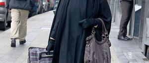 Zum ersten Mal mussten zwei Frauen in Frankreich eine Geldstrafe bezahlen, weil sie demonstrativ gegen das Verschleierungsverbot verstoßen hatten.