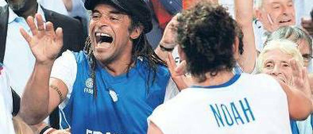 Er singt schon wieder. Yannick Noah feiert in Kaunas mit seinem Sohn. Foto: dpa