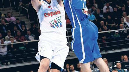 Immer wieder La Bomba. Navarro (l.) war im EM-Finale nicht zu stoppen. Foto: Reuters