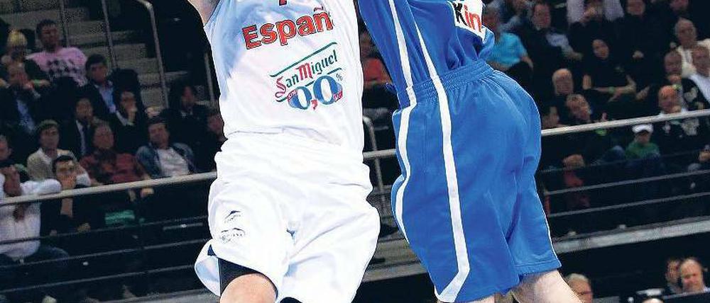 Immer wieder La Bomba. Navarro (l.) war im EM-Finale nicht zu stoppen. Foto: Reuters
