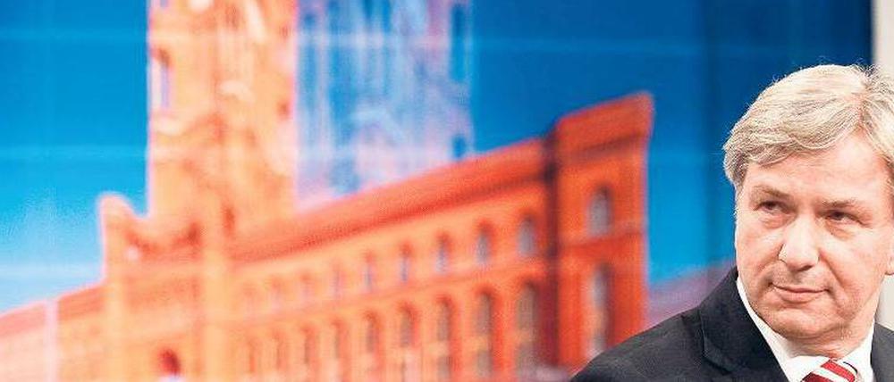 Die Wahl des Siegers. Der Regierende Bürgermeister Klaus Wowereit hält sich bislang beide Optionen offen. Er will mit den Grünen und der CDU verhandeln.
