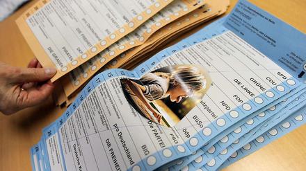 Ätsch, ungültig. So kann man seine Stimme natürlich auch verschenken. Die Briefwähler, deren Stimmzettel im Müll gefunden wurden, wollten das aber wohl nicht.