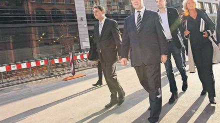 Die CDU-Kommission auf dem Weg ins Rote Rathaus. Mit dabei (v.l.n.re.): Mario Czaja, Frank Henkel, Thomas Heilmann und Monika Grütters.