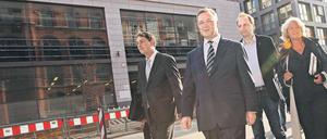 Die CDU-Kommission auf dem Weg ins Rote Rathaus. Mit dabei (v.l.n.re.): Mario Czaja, Frank Henkel, Thomas Heilmann und Monika Grütters. 