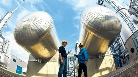 Und dann ab nach unten. CO2-Speichertanks in der drei Jahre alten Vattenfall-Testanlage beim Kraftwerk Schwarze Pumpe. Foto: p-a/dpa