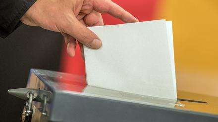Ein Wähler wirft seinen Stimmzettel zur Bundestagswahl in die Wahlurne.