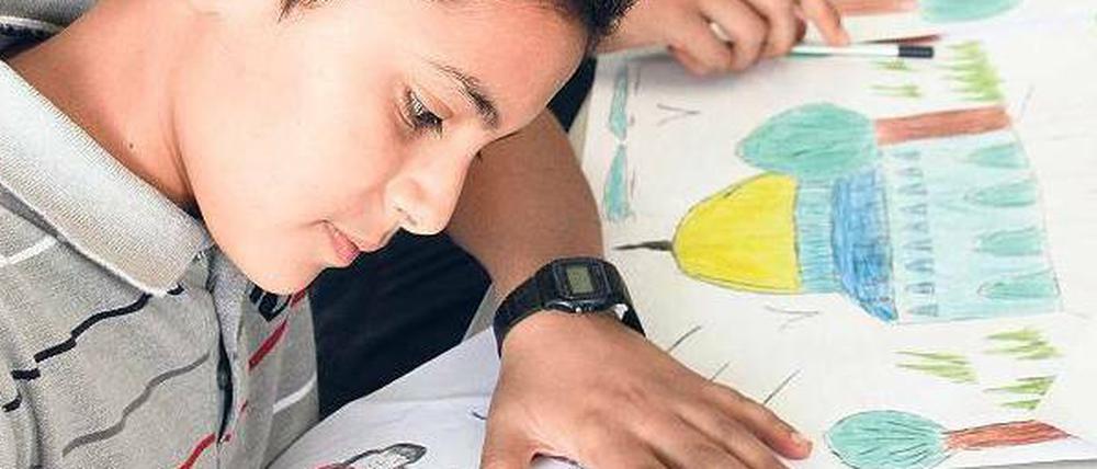 Palästina macht Schule: Kinder in Nablus im Westjordanland bekennen sich auf Zeichenpapier zu ihrem Land – eine Kampagne für volle UN-Mitgliedschaft. 