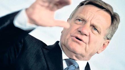 Hartmut Mehdorn will bei Air Berlin sparen.