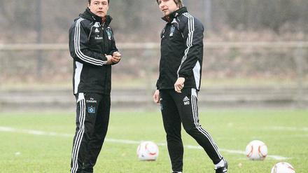 Einer darf bleiben. Rodolfo Cardoso (l.) wird den HSV am Freitag in Stuttgart betreuen, Michael Oenning hingegen ist raus. Foto: dpa