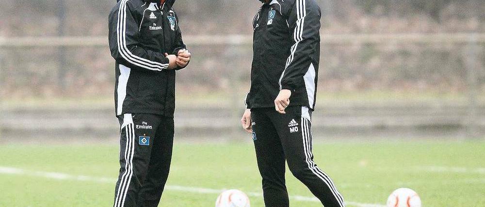 Einer darf bleiben. Rodolfo Cardoso (l.) wird den HSV am Freitag in Stuttgart betreuen, Michael Oenning hingegen ist raus. Foto: dpa