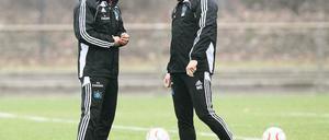 Einer darf bleiben. Rodolfo Cardoso (l.) wird den HSV am Freitag in Stuttgart betreuen, Michael Oenning hingegen ist raus. Foto: dpa
