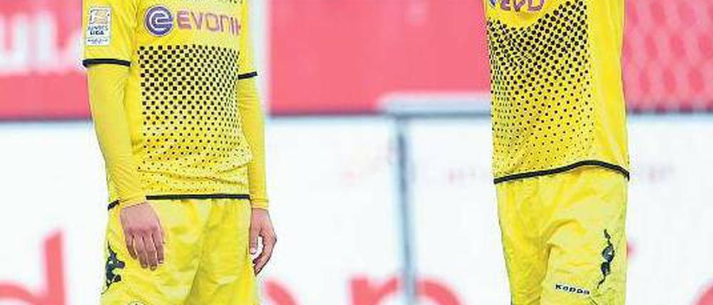 Standfußball. Der BVB, hier Gündogan (l.) und Kagawa, sucht seine Form. Foto: dpa
