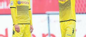 Standfußball. Der BVB, hier Gündogan (l.) und Kagawa, sucht seine Form. Foto: dpa