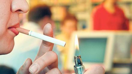 Teure Abhängigkeit. Manche Kassenmitglieder verursachen mehr Kosten als andere. Eine Studie zu dem Thema geht mit der Gesundheitspolitik der Regierung hart ins Gericht. Das Werk passt dem Ministerium nicht – und schmort seit Wochen in der Schublade. Foto: dpa