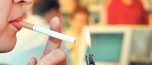 Teure Abhängigkeit. Manche Kassenmitglieder verursachen mehr Kosten als andere. Eine Studie zu dem Thema geht mit der Gesundheitspolitik der Regierung hart ins Gericht. Das Werk passt dem Ministerium nicht – und schmort seit Wochen in der Schublade. Foto: dpa