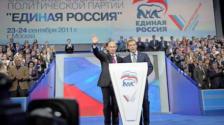 Russlands Präsident Dmitri Medwedew und Premierminister Wladimir Putin sind zwei, die sich verstehen und gegenseitig unterstützen.