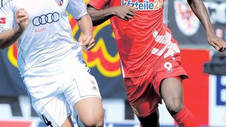 Nicht zu stoppen. Unions John Jairo Mosquera (re.) hat derzeit einen Lauf. Foto: dpa