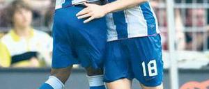 Erfolg verbindet. Raffael und Niemeyer bejubeln das Tor zum 2:0 in Dortmund. Foto: dpa