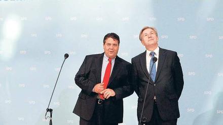 Wo geht’s nach oben? Klaus Wowereit (rechts) hat das Rote Rathaus verteidigt – manche Genossen meinen, er könne SPD-Chef Sigmar Gabriel (links) oder anderen potenziellen Anwärtern nun auch die Kanzlerkandidatur streitig machen. 