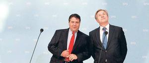 Wo geht’s nach oben? Klaus Wowereit (rechts) hat das Rote Rathaus verteidigt – manche Genossen meinen, er könne SPD-Chef Sigmar Gabriel (links) oder anderen potenziellen Anwärtern nun auch die Kanzlerkandidatur streitig machen. 
