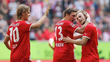 Maximilian Beister (r.) wurde nach seinem zweiten Treffer zum 3:0-Zwischenstand von Mitspieler Adam Bodzek und Ken Ilsö (l.) herzlich bejubelt.