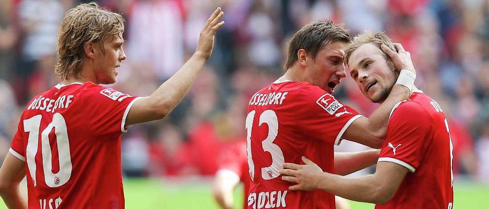 Maximilian Beister (r.) wurde nach seinem zweiten Treffer zum 3:0-Zwischenstand von Mitspieler Adam Bodzek und Ken Ilsö (l.) herzlich bejubelt.