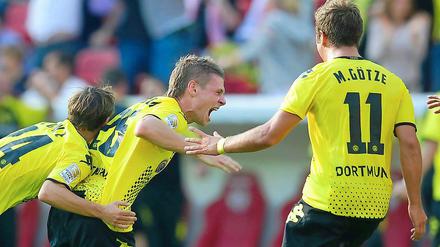 Die Freude war groß beim ehemaligen Herthaner Lukasz Piszczek (m.), nachdem ihm der späte Siegtreffer zum 2:1 gelungen war.