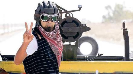 Siegeszug. Dank der Nato-Hilfe konnten die Rebellen das Regime stürzen. Doch dieser Kämpfer feiert etwa früh: Er steht noch zwei Kilometer vor Sirte, das Widerstand leistet. Foto:rtr