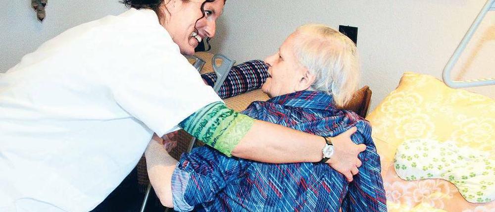 Schwere Arbeit, bescheidenes Entgelt. Wer nach einer dreijährigen Ausbildung zehn Jahre als Alten- oder Krankenpflegerin tätig ist, bekommt derzeit gut 2500 Euro brutto im Monat. Foto: dpa