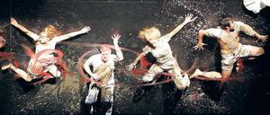 Spiegelgefecht. Armin Petras arbeitet mit bewährten Bühnentricks: hier Aenne Schwarz, Anja Schneider, Thomas Lawinky, Cristin Koenig und Max Simonischek. Foto: Eventpress Hoensch