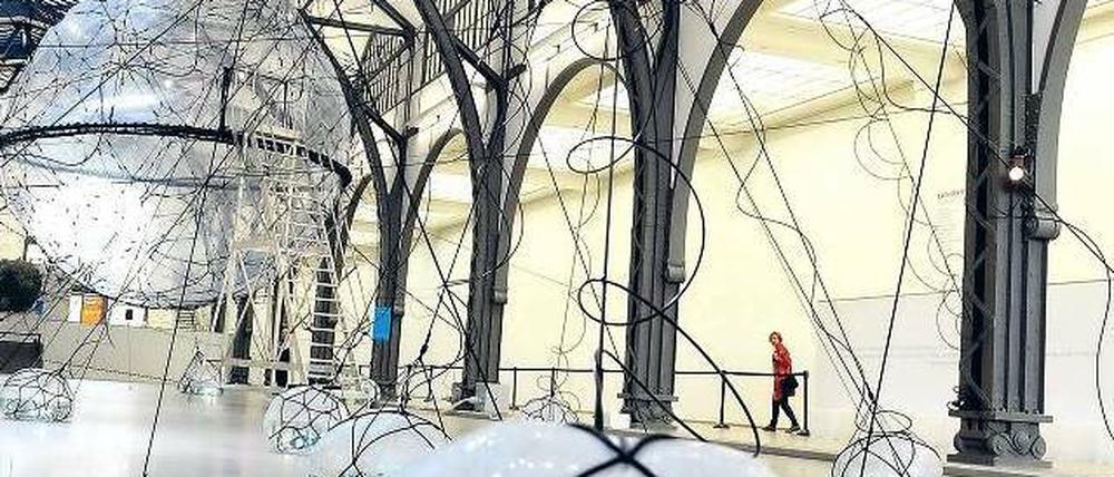 Biosphärisch. Der Besucher kann sich in der Installation des argentinischen Künstlers in die Höhe tragen lassen. Foto: dapd