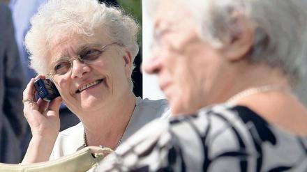 Hallo Teilnehmer? Ältere Menschen haben Angst, an ihrem Telefon einen falschen Knopf zu drücken und damit horrende Kosten zu verursachen. Darauf reagiert die Branche mit neuen Modellen. Foto: dpa