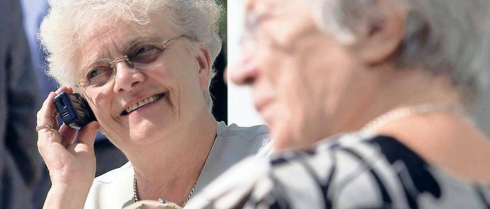 Hallo Teilnehmer? Ältere Menschen haben Angst, an ihrem Telefon einen falschen Knopf zu drücken und damit horrende Kosten zu verursachen. Darauf reagiert die Branche mit neuen Modellen. Foto: dpa