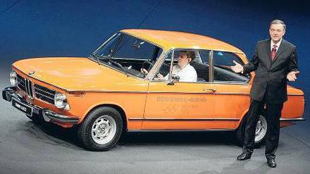Lange Tradition. Das BMW 1602 Elektroauto war schon 1972 während des Marathonlaufs bei den Olympischen Spielen in München im Einsatz. BMW-Chef Norbert Reithofer zeigt es auf der diesjährigen IAA in Frankfurt am Main noch einmal. Foto: dpa
