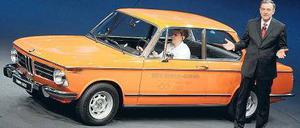 Lange Tradition. Das BMW 1602 Elektroauto war schon 1972 während des Marathonlaufs bei den Olympischen Spielen in München im Einsatz. BMW-Chef Norbert Reithofer zeigt es auf der diesjährigen IAA in Frankfurt am Main noch einmal. Foto: dpa